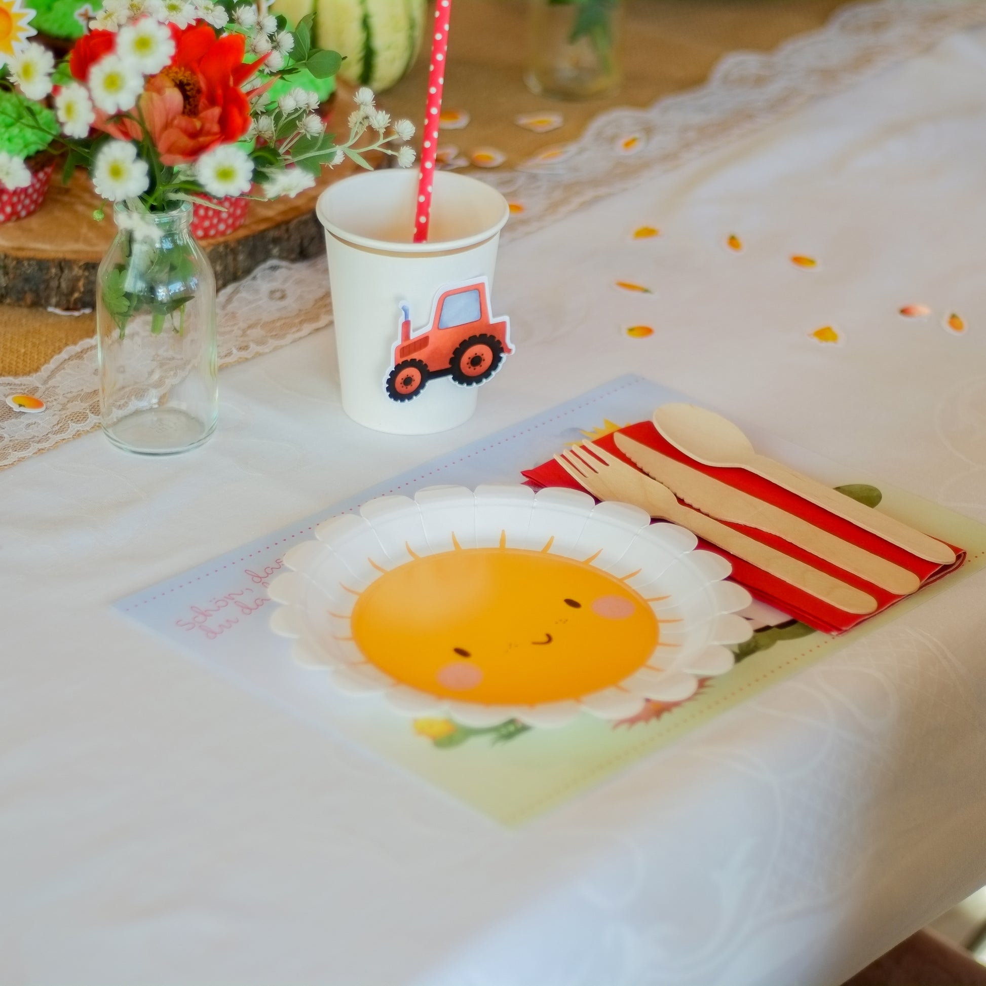 Tischset mit Teller, Besteck und Becher