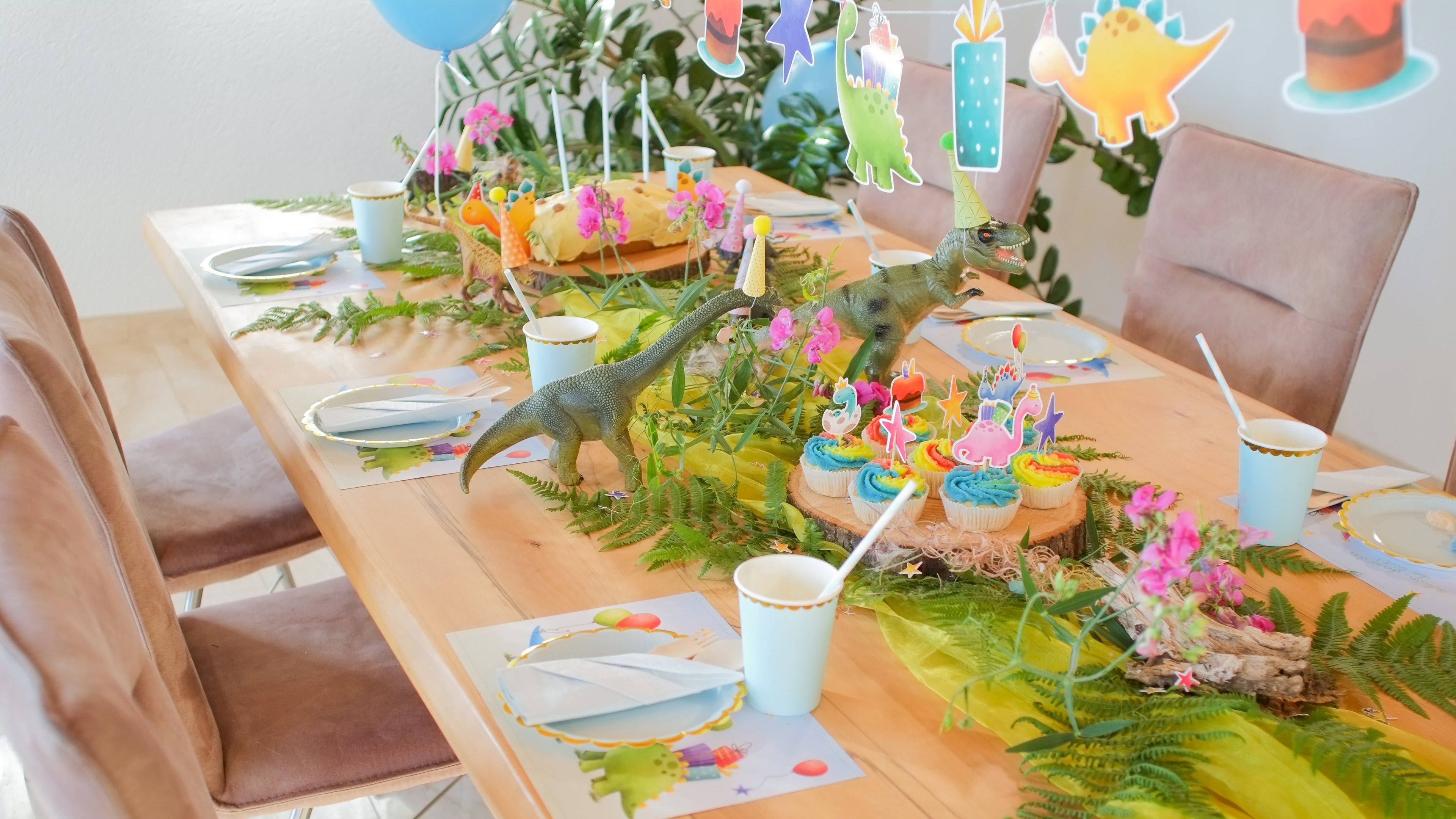 Dekorierter Geburtstagstisch zum Motto Dinosaurier