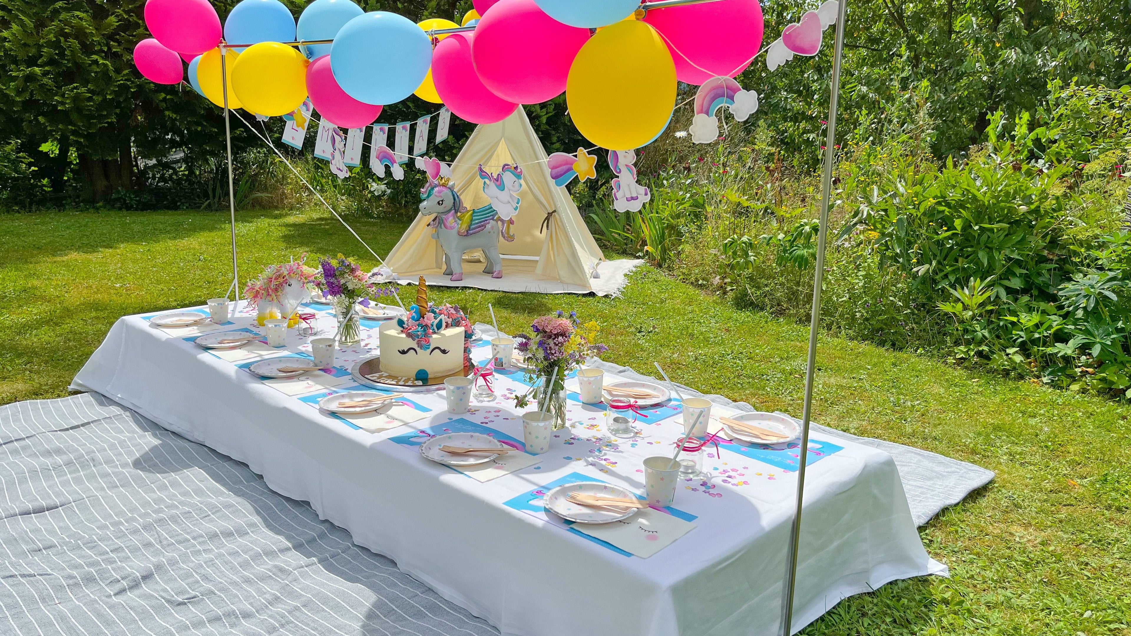 Dekoriertet Tisch zum Geburtstag zum Motto Einhorn
